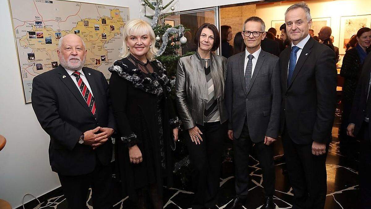 Zufrieden zeigten sich der slowenische Minister für Auslandsslowenen Peter (C)esnik, Staatssekretärin Olga Belec, Vesna und Anton Novak und Benjamin Wakounig (von links)