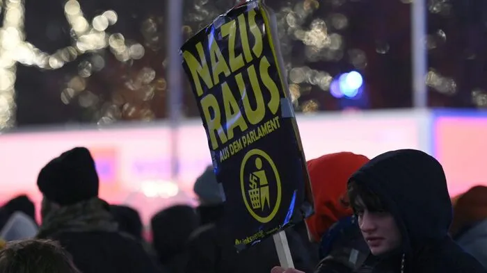 Die Wiener Hofburg war wieder Schauplatz des freiheitlichen Akademikerballs. Auf der Straße gegen den Ball protestiert, Kritiker sehen darin ein internationales Vernetzungstreffen Rechtsextremer.
