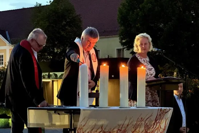 Wie jedes Jahr war der Schweigemarsch ökumenisch geprägt: Katholische, evangelische und ukrainisch-orthodoxe Gläubige schlossen sich im Gebet zusammen.