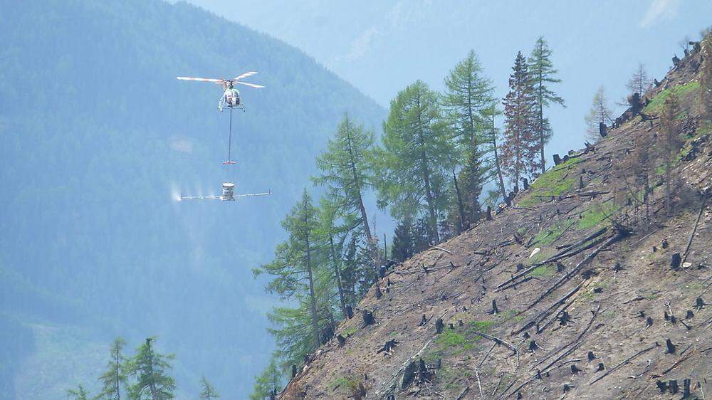 Am Dienstag startete die Flugbegrünung nach dem Waldbrand nahe der Göriacher Alm