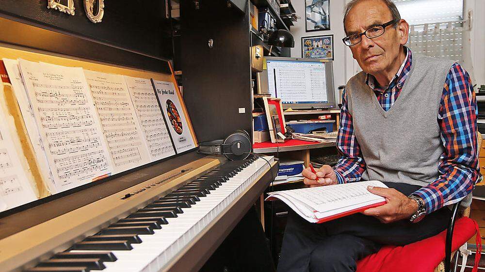 Am Computer wird komponiert, am Klavier werden die Töne kontrolliert: Günther Antesberger