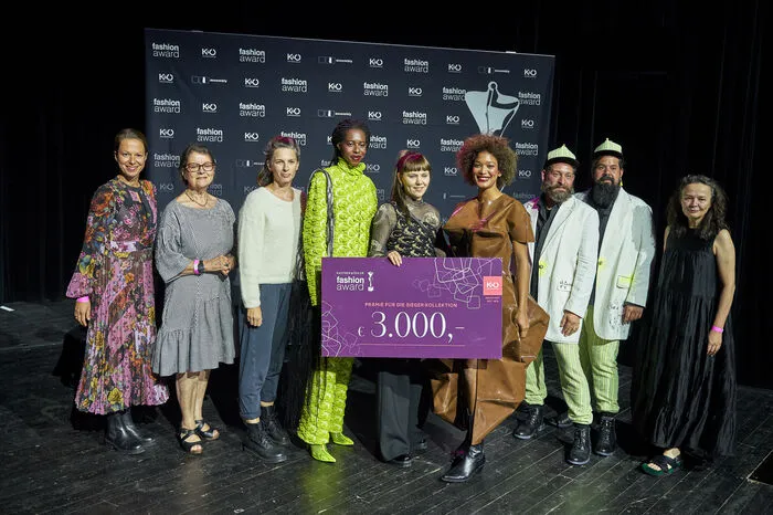 Im Anschluss daran wurde der mit 3000 Euro dotierte Kastner &amp; Öhler Fashion Award vergeben. Er ging diesmal an die Steirerin Larissa Falk (fünfte von links).