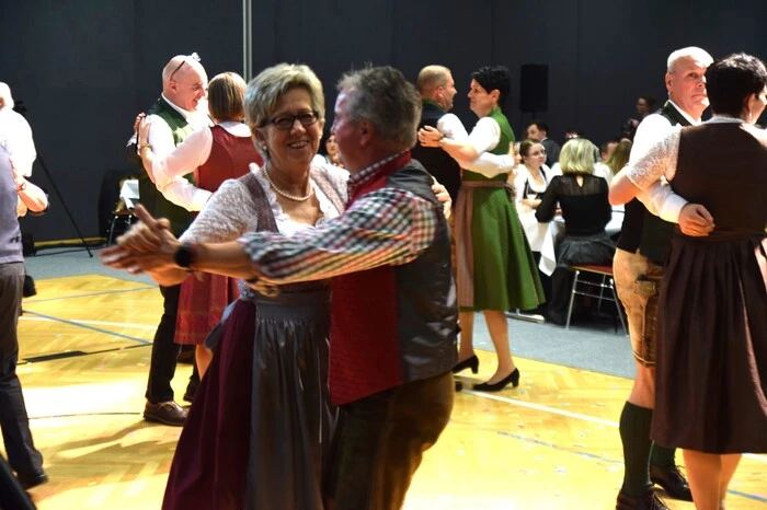 Der Saal war bis auf den letzten Platz gefüllt, die Goaßsteigbuam sorgten für tolle Tanzmusik und ausgelassene Stimmung. 