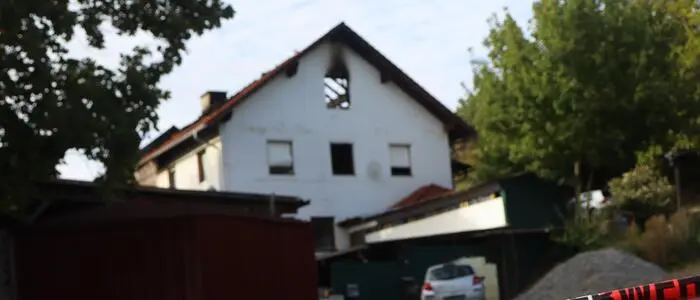 200 Einsatzkräfte waren am Mittwochabend bei einem Wohnhausbrand im oststeirischen Hirnsdorf im Einsatz