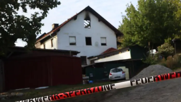 200 Einsatzkräfte waren am Mittwochabend bei einem Wohnhausbrand im oststeirischen Hirnsdorf im Einsatz