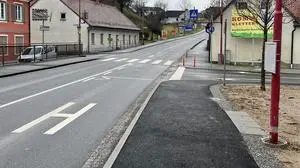 Stadteinwärts wurde eine neue Haltestelle in der Straßenmündung zur Badstraße errichtet