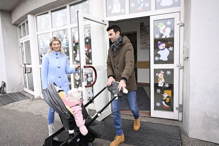 Udo Landbauer, Listenerster der Freiheitlichen, ging heute als erster Spitzenkandidat in Wiener Neustadt zur Wahl. Begleitet wurde er von Ehefrau Simone und Tochter Louise im Kinderwagen.