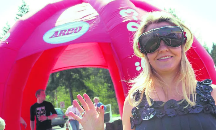 Die Rauschbrille von ARBÖ zeigt eindrucksvoll die Beeinträchtigung durch Alkohol