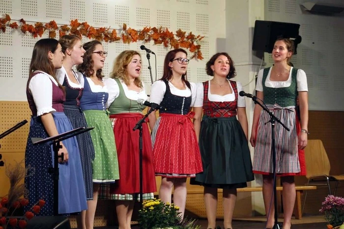 Als musikalischer Klangbogen standen „Die Chornissen“ aus Loiperdorf...