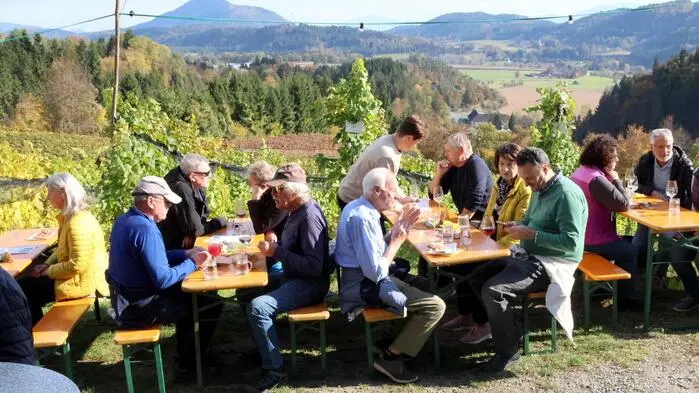Die Burg Glanegg im Glantal stand am Samstagnachmittag im Mittelpunkt einer großen Veranstaltung. Und es waren nicht nur die Weinkenner, die sich in Scharen Richtung Burgheurigen aufgemacht hatten. 