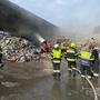 30 Feuerwehrleute kämpften auf der Müll-Deponie gegen die Flammen