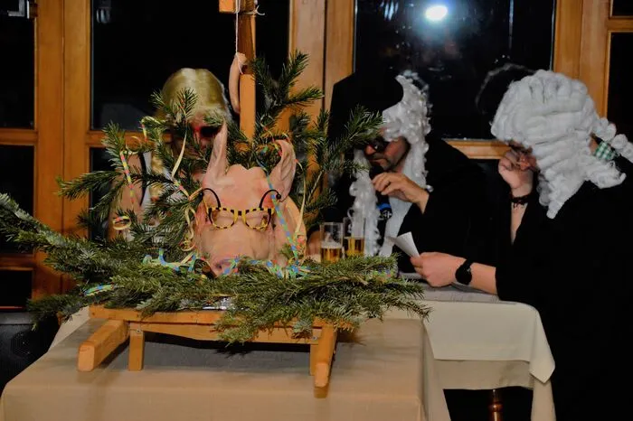 Mit einem geschmückten Schweinskopf ging der alte Brauch im Gasthof "Bambiwirt" über die Bühne.
