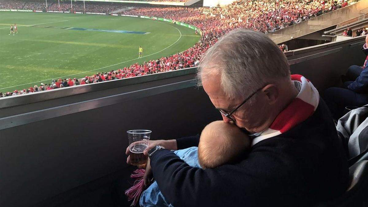 Das Foto kam nicht bei allen gut an: Malcolm Turnbull mit Enkel und Bier