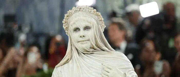 Heidi Klum in Laken gehüllt auf der Met Gala