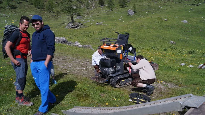 Nach wochenlangen Tüfteln zum Gelingen der außergewöhnlichen Wanderung wurde ein kleiner Demper umgebaut, letzte Handgriffe nahe der Hochstadelhütte hoch über Oberdrauburg.