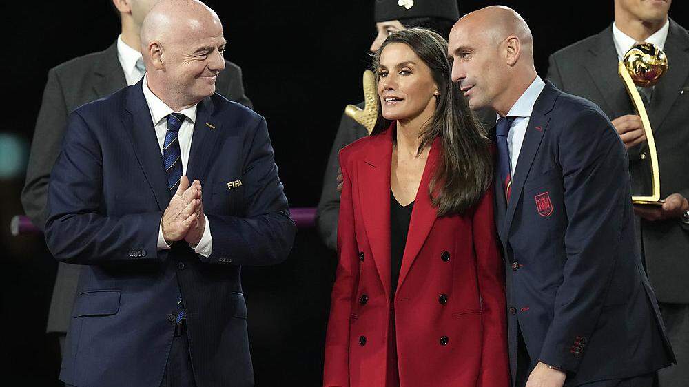 Gianni Infantino, Königin Letizia und Luis Rubiales bei der Siegerehrung