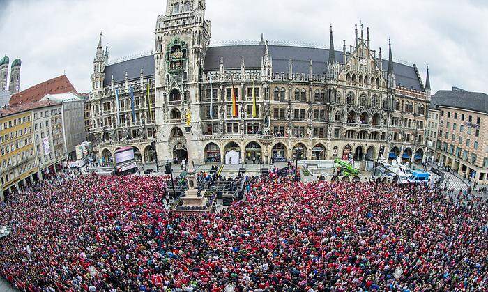Der Marienplatz in München ist voller Fans