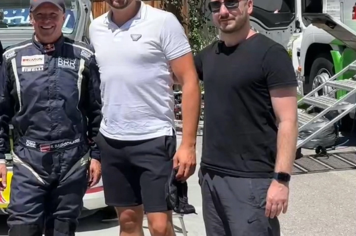 Für Reinhard Puffing (rechts) und Jochen Schmidt (Mitte) war es ein unvergessliches Erlebnis, eine Trainingsfahrt am Beifahrersitz von Baumschlagers Rennauto zu erleben.