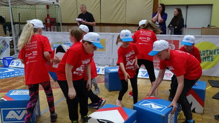 In der Sporthalle Köflach traten 15 Klassen bei der Kinder-Sicherheitsolympiade gegeneinander an.