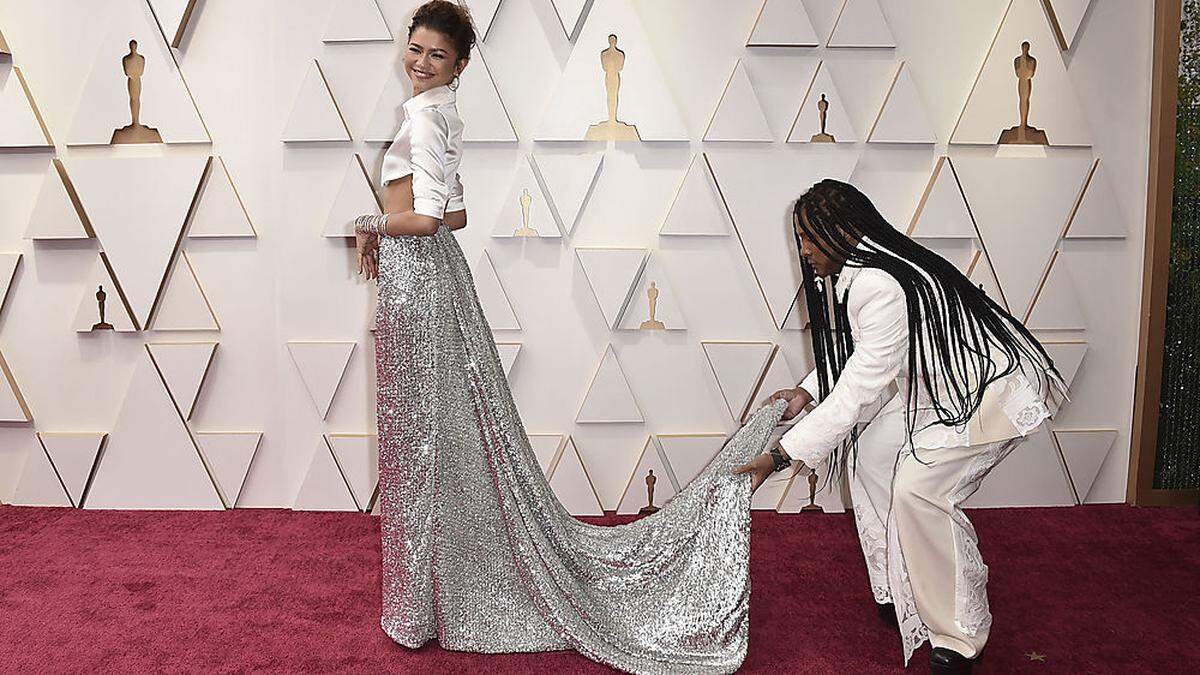 Zendaya mit ihrem Stylisten Law Roach in einer Robe von Valentino