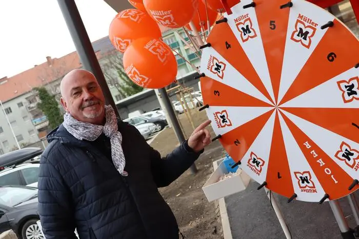 Gelockt wird mit Angeboten und Aktionen.