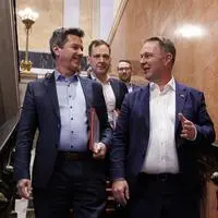 Daniel Fellner (links) und Andreas Babler (rechts) mit Philipp Kucher