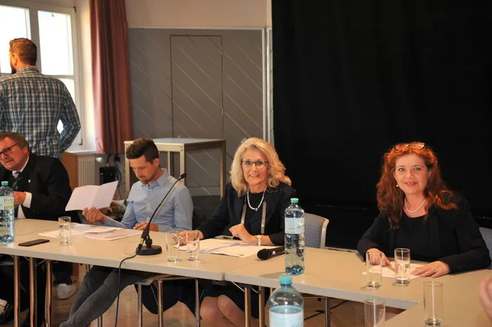 Ganz links Bezirkshauptmann Christian Sulzbacher, Gemeindekassier Stefan Wasmer, Roswitha Glashüttner, die neue Bürgermeisterin Andrea Heinrich