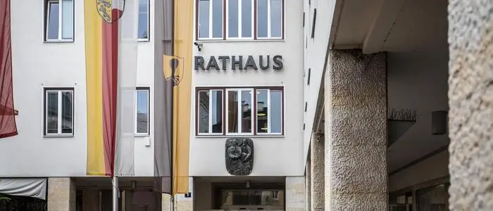 Außenansicht auf ein Gebäude mit der Aufschrift „Rathaus“