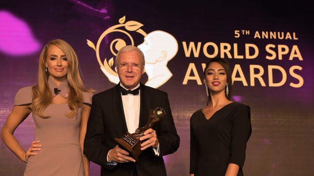 Der Kärntner Gerhard Gucher, Direktor von Vamed Vitality World, nahm die Auszeichnungen entgegen 