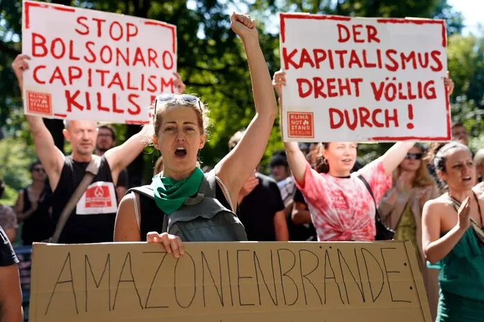 "Der Kapitalismus dreht völlig durch!" Auch in Berlin ging man auf die Straße.