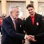 Bundespräsident mit Adler: Alexander Van der Bellen vereidigt die Skispringer Stephan Embacher und Jan Hörl.
