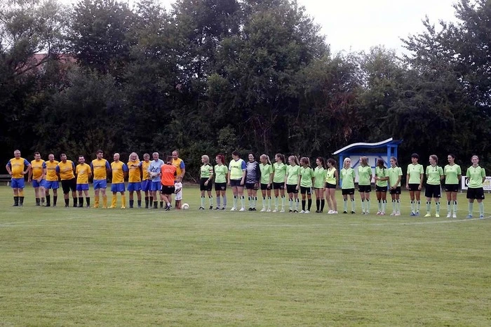 Am Sportplatz der Gemeinde startete das erste Gummistiefelmatch der SC Funktionäre...    