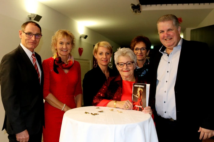 Unter den Ehrengästen war auch Maria Abraham (4.von links), die der SPÖ Griffen mehr als 15 Jahre vorstand.