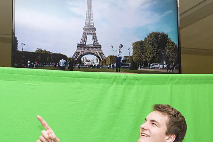 Video vor der Green-Wall und Projektionen in eingefügter Umgebung - in diesem Faöll der Eifelturm in Paris.