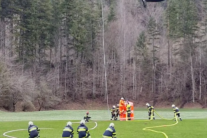 Unterstützt wurden die Feuerwehrleute bei den Löscharbeiten der etwa 60 Hektar großen Fläche von Bundesheer- und Polizeihelikoptern 
