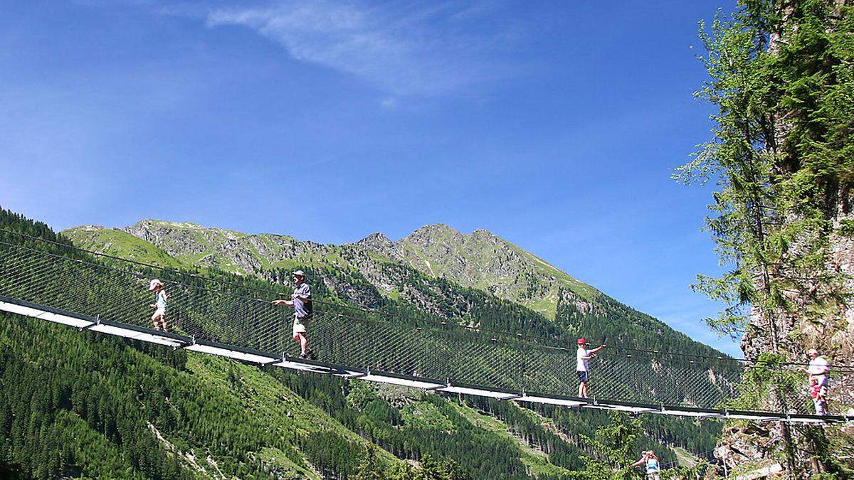 Bis Ferienbeginn soll auch die Seilbrücke wieder saniert und sicher sein