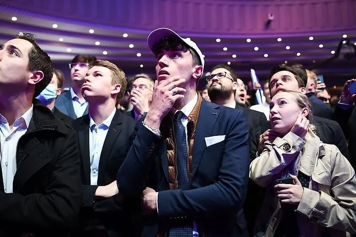 Die Kandidatinnen der früheren Volksparteien, der Sozialisten und Konservativen, erlitten hingegen schwer Niederlagen. Der Rechtsextreme Éric Zemmour zog mit 7 Prozent an der Konservativen Valérie Pécresse mit 4,8 Prozent vorbei, blieb aber trotzdem deutlich unter seinen früheren Umfragewerten. Eine bittere Pille für seine Anhänger