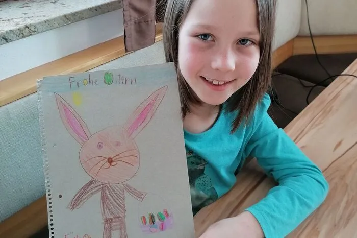 Marie aus Gossendorf schickt liebe Grüße an Oma Christa und Opa Hans nach Krennach! Sie vermisst schon den köstlichen Apfeltommerl und das Karten spielen mit den Großeltern.