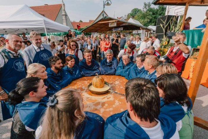 Das traditionelle Woazkoch mit der Kürbisbürgermeisterwahl beim Predinger Kürbisfest