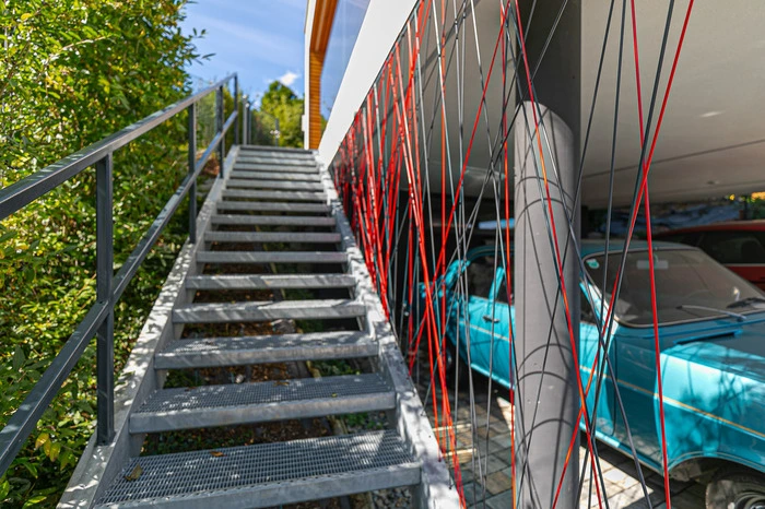 Über eine Treppe erreicht man die Terrasse und betritt schließlich den Büroraum.