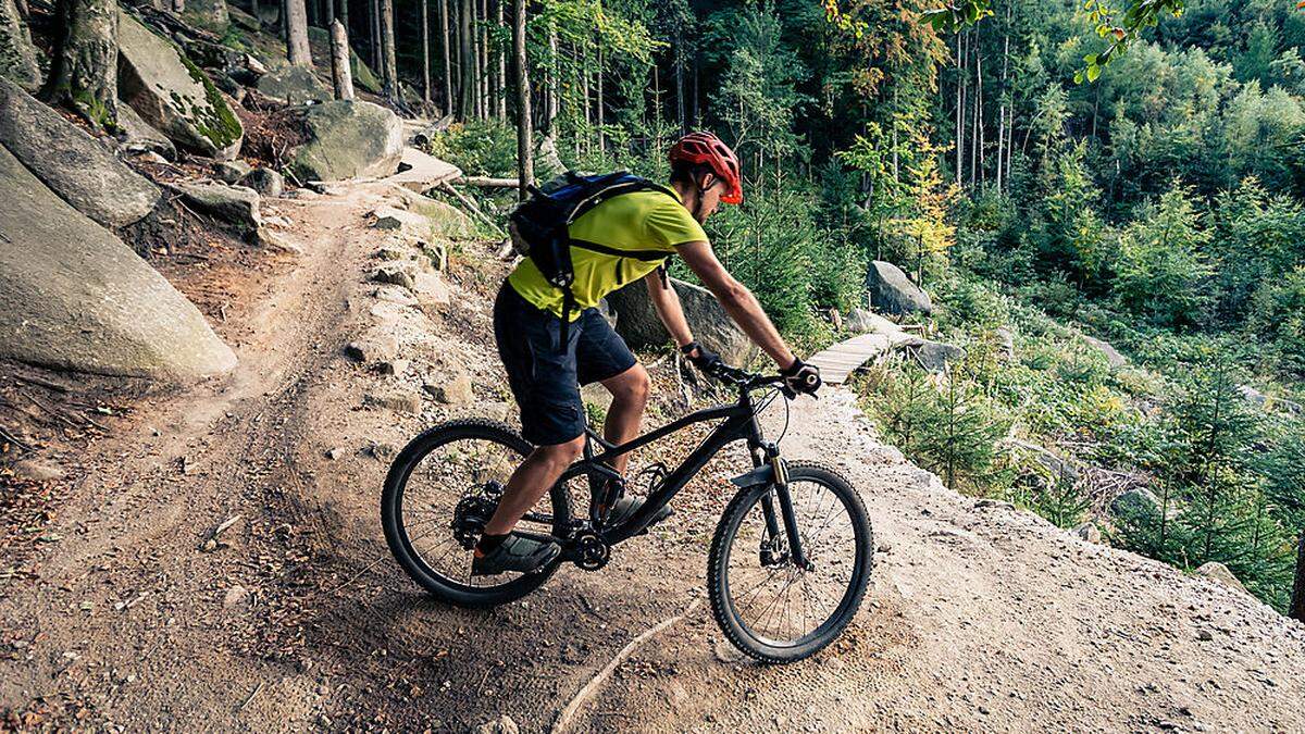 Ein Mountainbiker auf gesicherter Strecke 