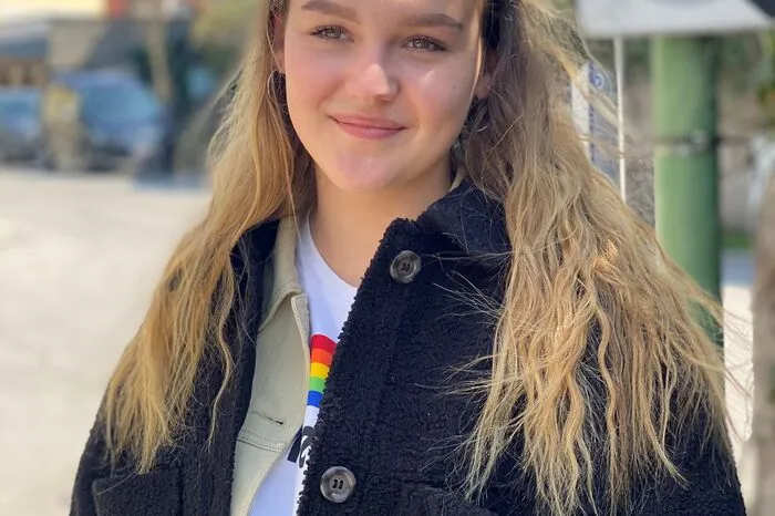 Larissa Platzer, 16, Lehrling, Lienz: Man merkt, dass die Menschen nicht mehr so motiviert sind in die Stadt zu gehen, seit die Gastronomie geschlossen hat. Es ist schön, dass wir nun wieder langsam zur Normalität zurückkehren. Ich vermisse es, nach der Arbeit mit Freunden etwas trinken zu gehen – darauf freue ich mich jetzt wieder ganz besonders. Auch das Nachtleben fehlt mit sehr.