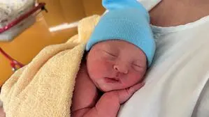 Ganz viel Liebe | Sehnsüchtig erwartet wurde Elias von seinen überglücklichen Eltern Selin Stingl und Martin Maurer. Der kleine Sonnenschein brachte 2570 Gramm auf die Waage und war 45 Zentimeter groß und erblickte früher als geplant das Licht der Welt. Er feiert am 19. Mai Geburtstag und das Leben. 