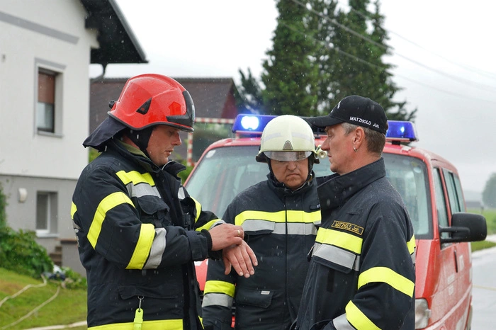 Roman Neubauer, Kommandant des Feuerwehrbereiches Feldbach, Roman Fröhlich, Abschnittskommandant Kirchbach, und Bereichsfeuerwehrkommandant Johannes Matzhold bei der Lagebesprechung in Seibuttendorf