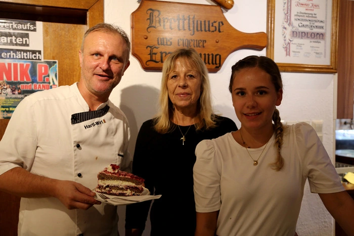 Hadnspezialitäten servierte Reinhard Hartl mit seinem Team. 