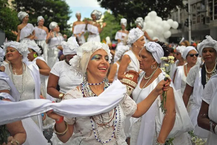 Die Stadt am Zuckerhut ist bereits seit Tagen in Karnevalsstimmung, Samba- und Tanzgruppen, sogenannte "Blocos", feiern in vielen Bezirken.