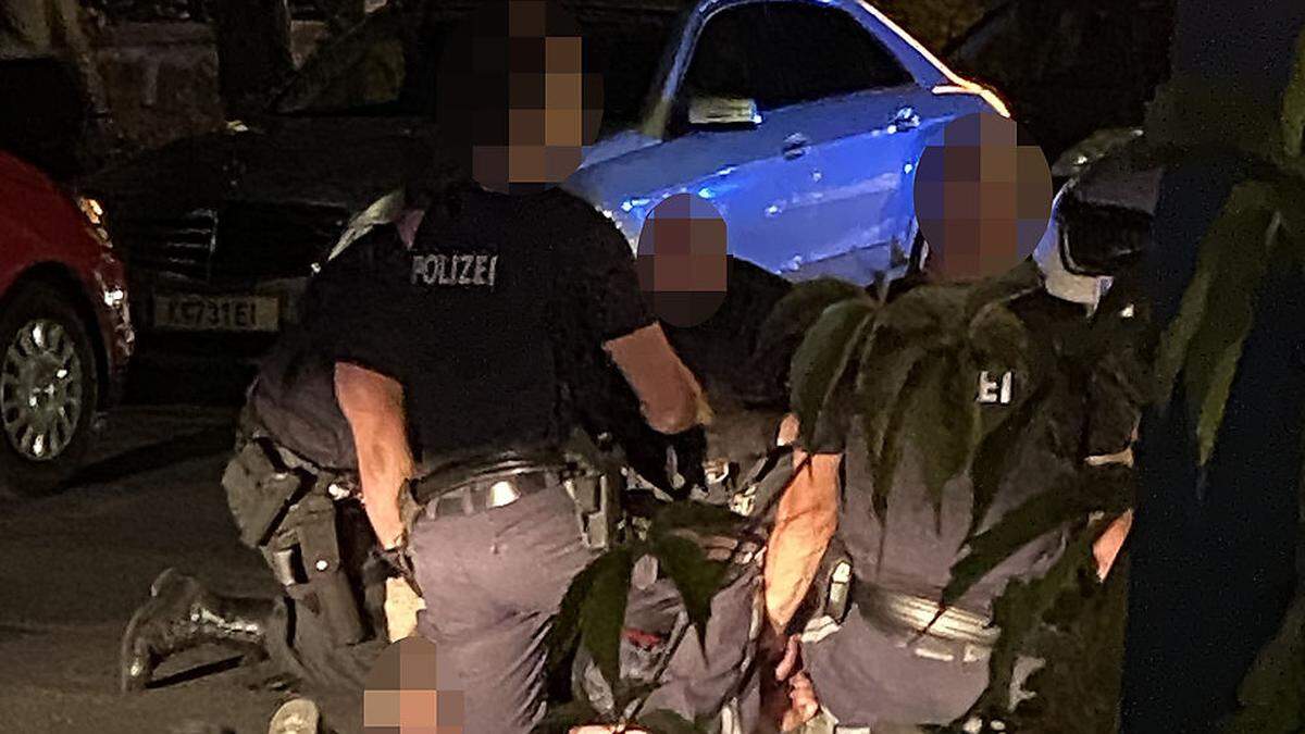 Vier Polizisten mussten den aggressiven Mann festhalten