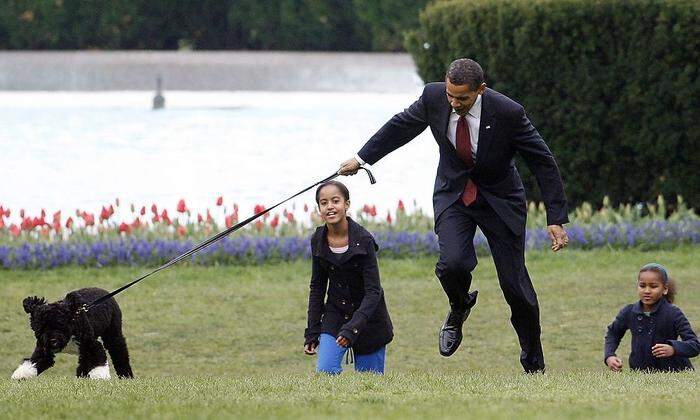 Barack Obama mit seinen Kindern und First Dog Bo 