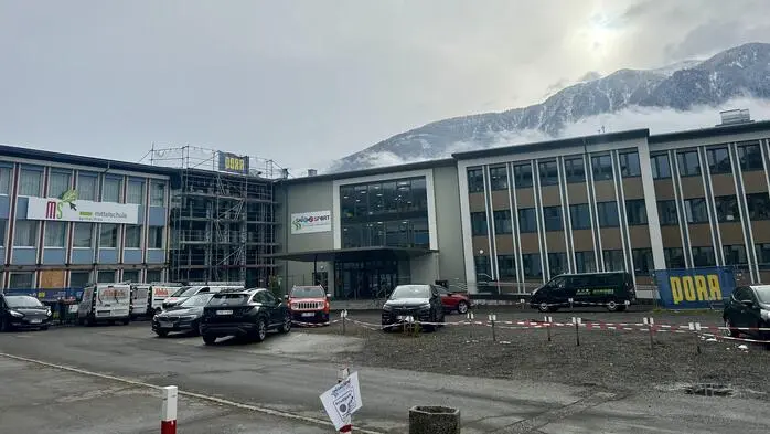 Ein Schulgebäude, bei dem gerade umgebaut wird | Beim Fritz-Strobl-Schulzentrum soll das neue Leistungszentrum entstehen
