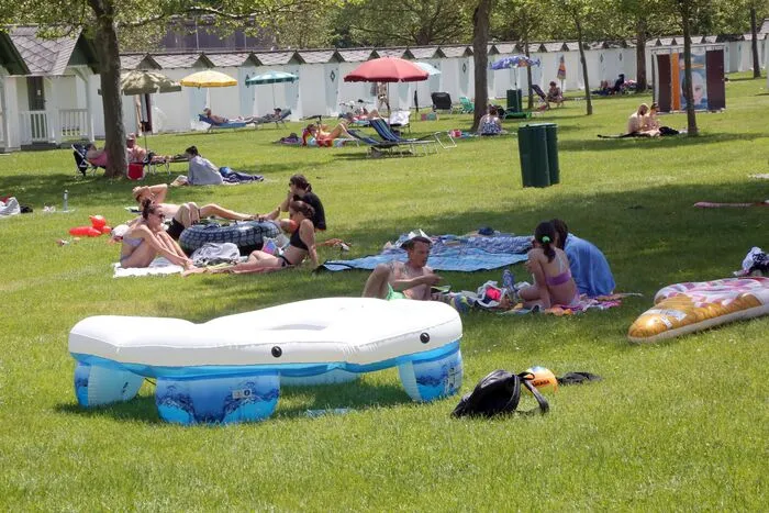 Manch einer machte es sich auf der Liegewiese gemütlich